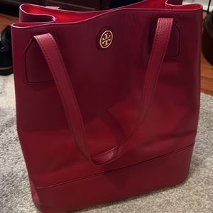 Tory Burch
Bag Michelle In Color Dark Red Tote
13"L x 6.5"W x 12.5"H